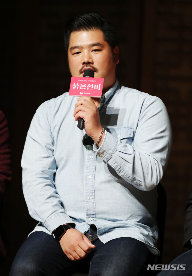 제작방향 설명하는 임충일 미술감독
