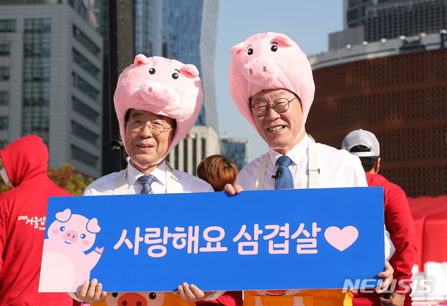 한돈 농가 응원 위해 돼지 탈 쓴 박원순 서울시장·이재명 경기도지사