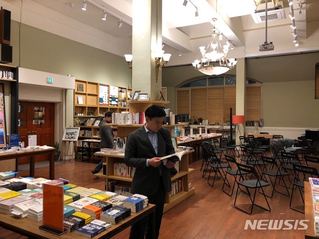 ‘차와 인문학의 만남’ 하동군, 최인아책방에서 녹차 홍보 지원