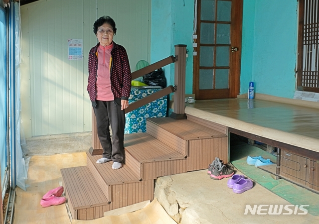 “어르신 무릎을 편안하게” 영동군, 뜰방 낮춤사업 호응