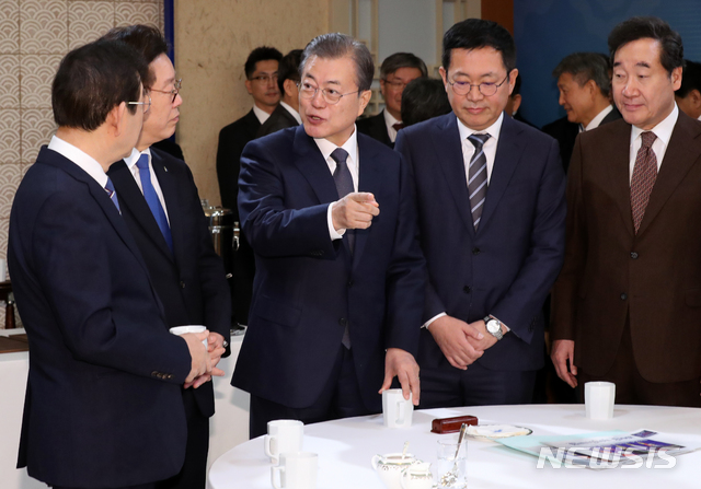 문재인 대통령, 수도권 단체장들과 차담