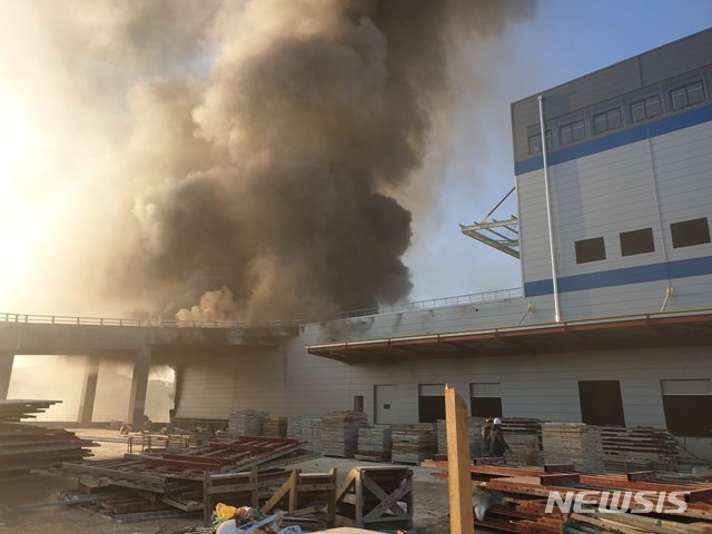 용인 물류터미널 신축공장 불…390여명 대피소동