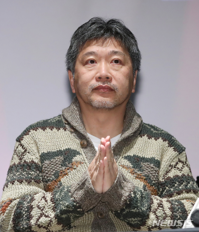 인사하는 고레에다 히로카즈 감독