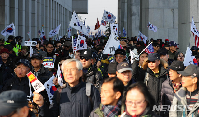 국회 돌고 있는 보수단체 회원들