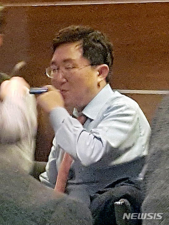 법 위에 의원님 카페에서 흡연하는 김용태 자유한국당 의원