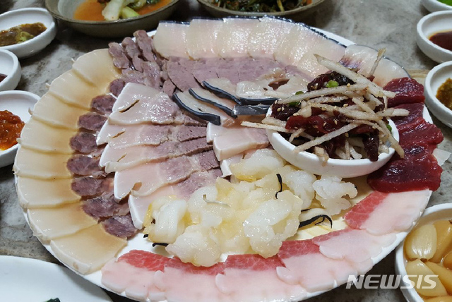 [뉴트로 푸드]검·경 갈등의 진원 고래고기…이참에 고래탕 한그릇?