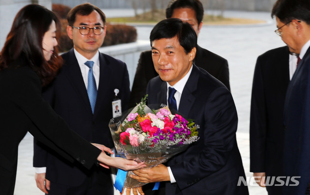 꽃다발 받는 이성윤 신임 서울중앙지검장