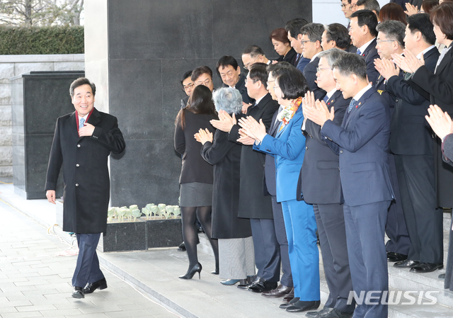 이낙연 전 총리 환송하는 부처 장관들과 직원들
