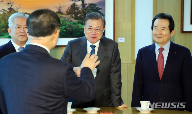 차담하는 문재인 대통령