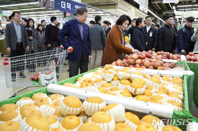 과일 고르는 김정숙 여사