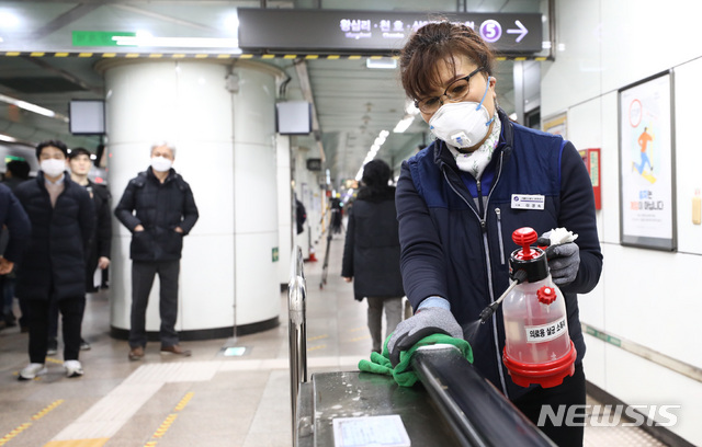 핸드레일 방역도 철저하게