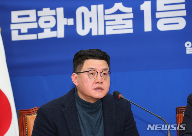 발언하는 양우석 영화감독