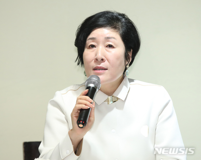 화랑미술제 질문 답하는 김정숙 화랑협회 홍보이사