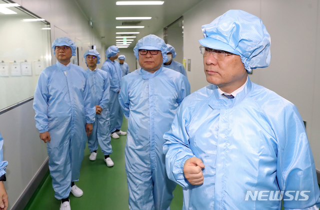 제약업체 생산시설 살펴보는 홍남기 부총리