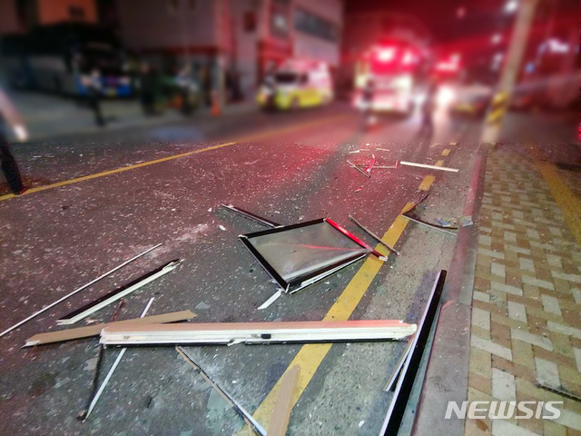 부산 오피스텔서 부탄가스 추정 폭발사고…1명 화상