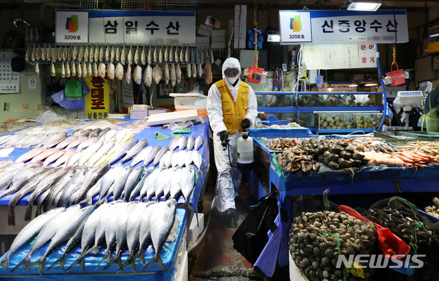 수산시장에서도 방역 작업