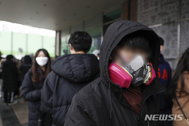 산업용 마스크 착용하고 줄 선 시민