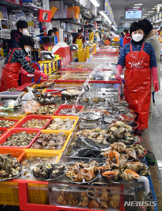 3주 만에 다시 문 연 부산 자갈치시장