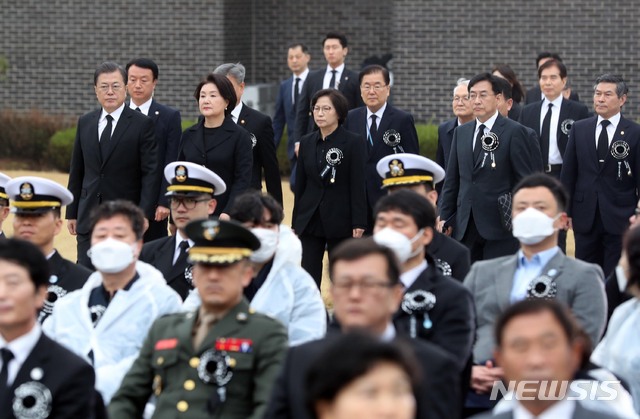 서해수호의 날 기념식 참석하는 문 대통령 내외