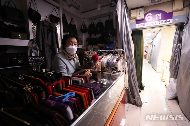 코로나19 여파, 인적 드문 대구 동산상가 옷가게