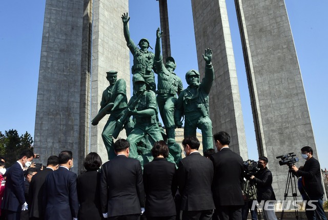 미래통합당 부산 총선 후보자들 충혼탑 참배