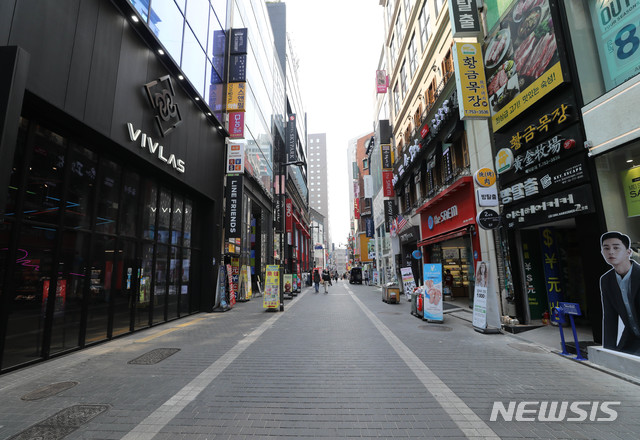 유동인구 제로에 가까운 명동거리