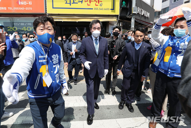 지원유세 위해 경화시장 찾은 이낙연