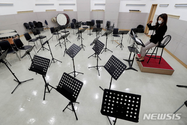 코로나19로 허전한 연습실...화상으로 합주