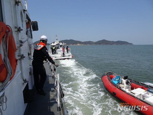 해경, 군산 앞바다 기관고장 선박 2척 구조