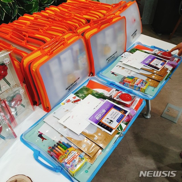안양시, 치매노인 인지기능강화 키트 전달