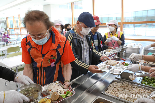 어버이날, 배식 받는 가음 한 켠엔 카네이션