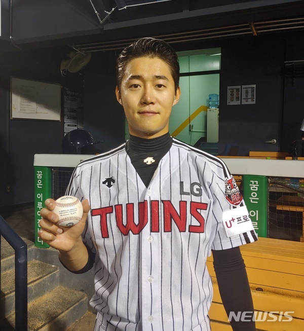 '데뷔 첫 승' LG 이상규 