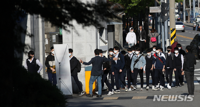 등교하는 고3 학생들