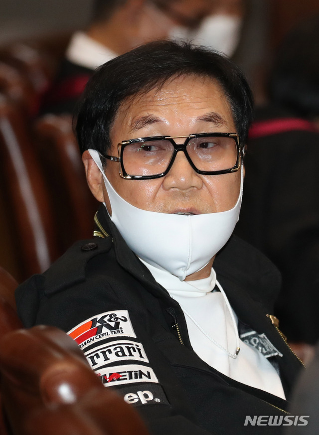 법정에 앉은 가수 조영남