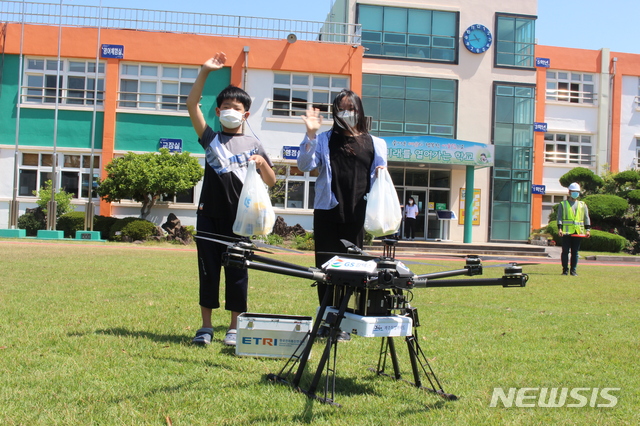 샌드위치 왔어요… 드론, 편의점서 제주 학교로 배달