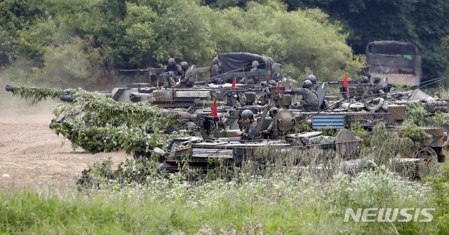기동하는 K-1E1 전차