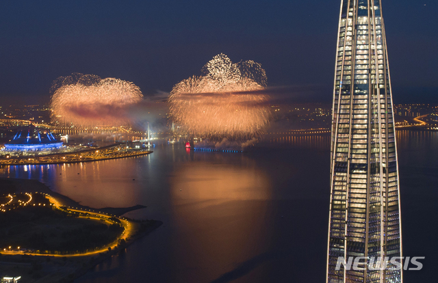 러시아 백야 축제의 하이라이트 붉은 돛 불꽃놀이