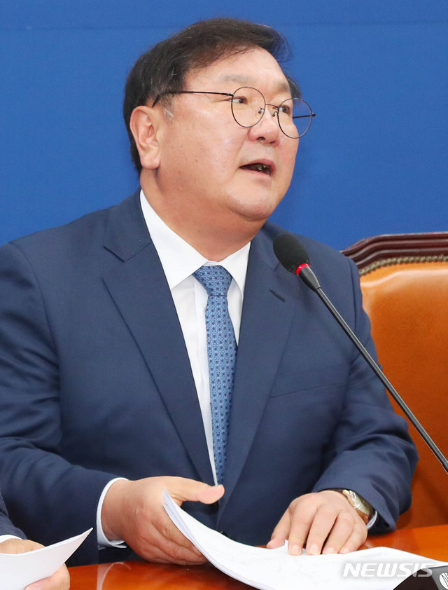원내대책회의에 참석한 김태년 원내대표