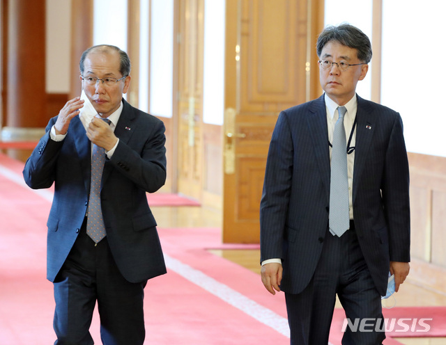임명장 수여식 참석하는 국가안보실 1차장과 2차장