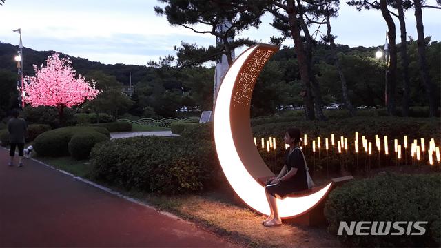 이천 설봉공원 산책로에 야간경관 포토존 설치