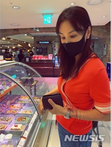 고소영 마스크 언제 벗을 수 있을까…마트 패션 눈길