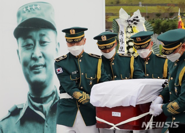 국립대전현충원 도착한 고 백선엽 장군