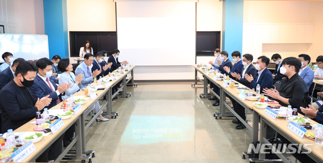 박영선 장관, 스마트팜 우수업체 간담회