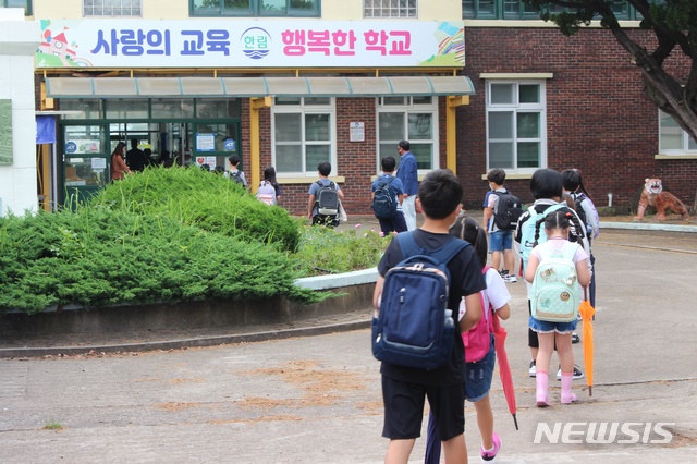 제주 한림지역 10일 만에 등교 재개 …“학교 방역 믿고 보내요”