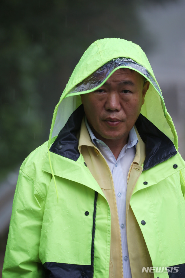 이재수 춘천시장, 비 맞으며 의암댐 주변 걸어