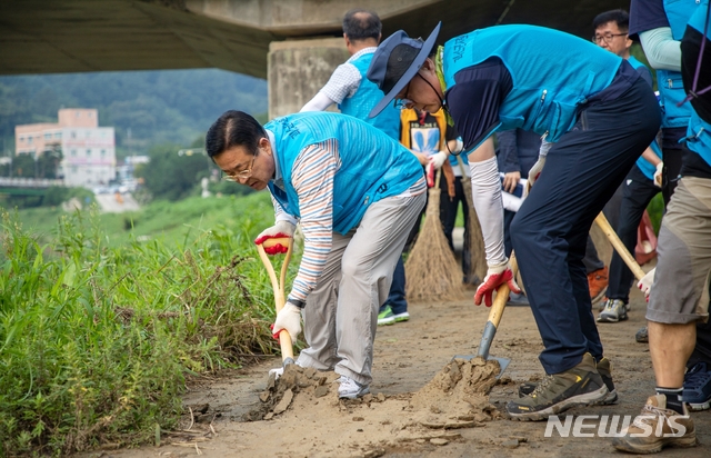 괴산군 공무원들, 수해 복구·대민지원 팔 걷어붙여