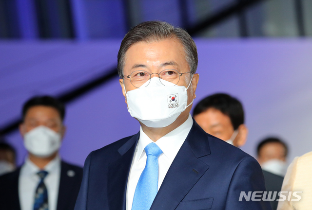 태극기, 우리나라 적힌 마스크 쓴 문재인 대통령