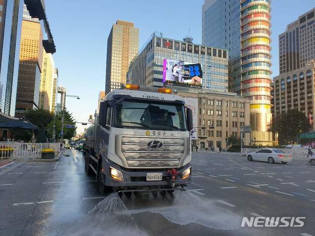 종로구, 광화문광장 등 특별 방역소독과 물청소