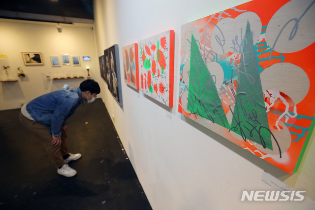 유니온 아트페어 작품 감상하는 시민