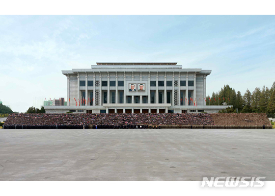 김정은 위원장과 당 창건 75주년 경축대표와 기념촬영
